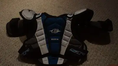 Easton ST 4 Shoulder Pads Kids Hockey Size Medium, View more