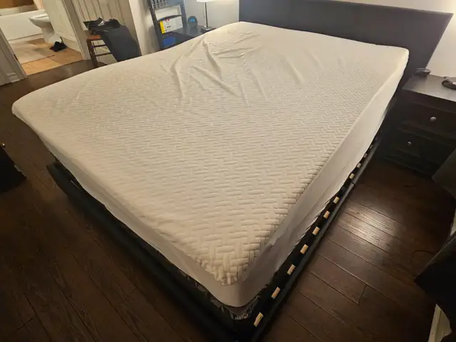 Queen-size comfy bed in Beds & Mattresses in Hamilton - Image 5