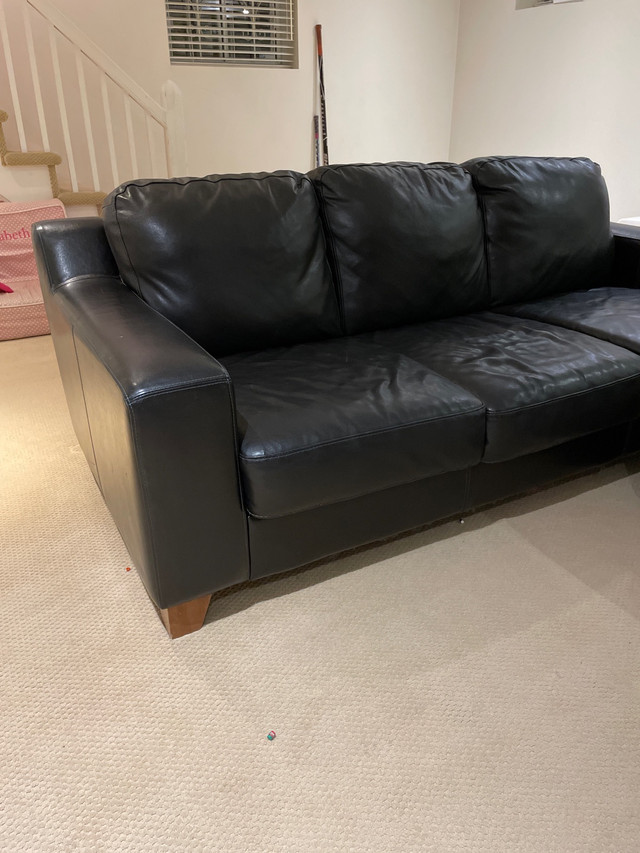 Leather sofa and ottoman dans Sofas et futons  à Ville de Montréal - Image 2