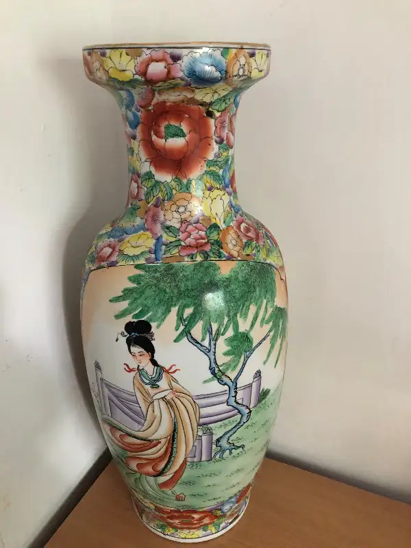 Large 24" Chinese porcelain floor vase traditional Chinese in Arts & Collectibles in Winnipeg - Image 2