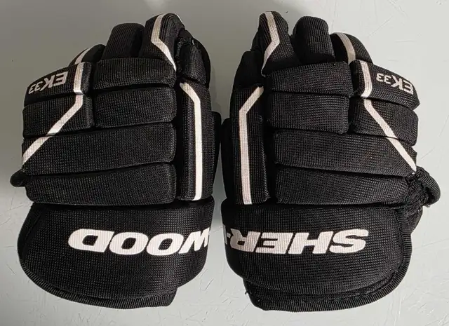 Sherwood EK33 Hockey Gloves Youth in Hockey in Edmonton - Image 2