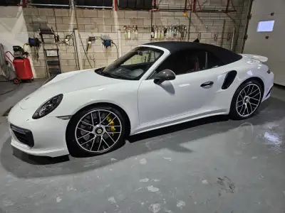 2017 Porsche 911 turbo S cabriolet CPO Porsche jusqu’à septembre 2026 Seulement 11 400km L’auto est...
