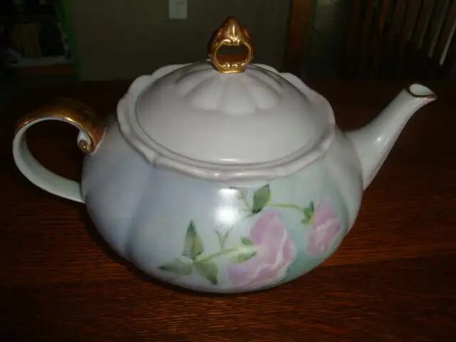 HAAS & CAJZEK HANDMADE TEA POT PORCELAIN in Arts & Collectibles in Norfolk County - Image 3