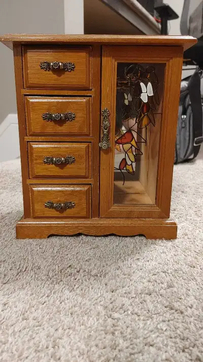 Vintage 1976 Gunther Mele Jewelry Box. Please see photos for condition. For pickup in SE Edmonton (S...