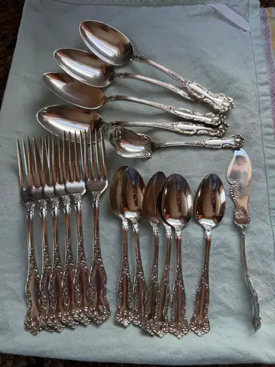 This Oxford pattern vintage set includes 6 spoons, 6 forks, 4 serving spoons, 1 sugar spoon and 1 ch...