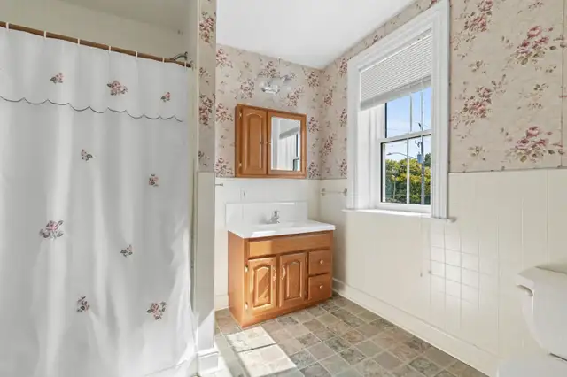 ROOM FOR RENT - CLOSE TO HARD ROCK CASINO in Room Rentals & Roommates in Ottawa - Image 5