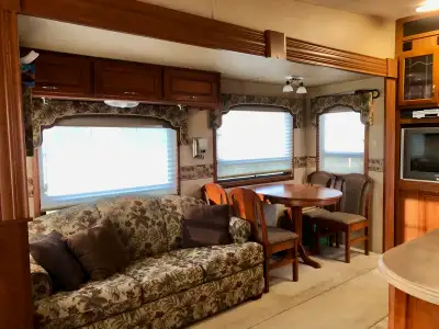 2007 Select Suites by DoubleTree 31S3 – High-End Build | Turn key Hard-to-find premium fifth wheel b...