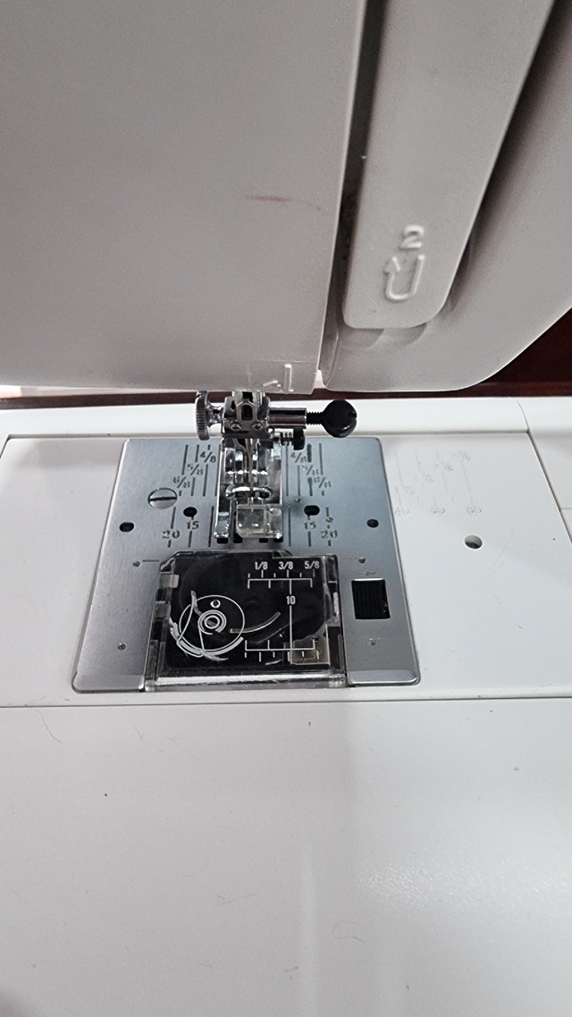 Sewing machine in Hobbies & Crafts in Oshawa / Durham Region - Image 3