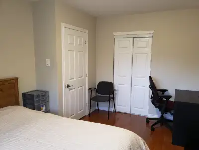 1 large furnished bedroom available for single employee/student at Clarkson area (QEW & Southdown Rd...
