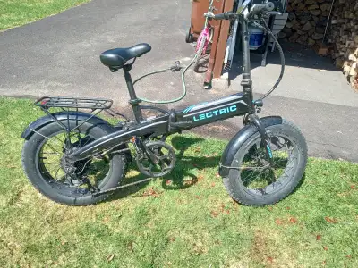 velo pliable de marque`` LECTRIC`` ,2 batteries ,autonomie(45 klm chaque batterie).chargeur roue 20p...