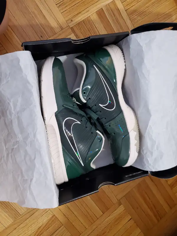 2019 Kobe IV protro undefeated kobe 4 milwaukee bucks size 10.5 in Men's Shoes in Hamilton - Image 7