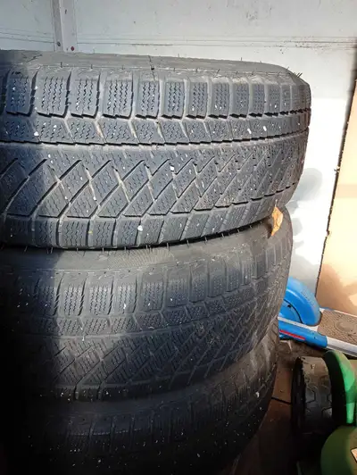 4 pneus d'hiver 225/70 R16 presque neufs.