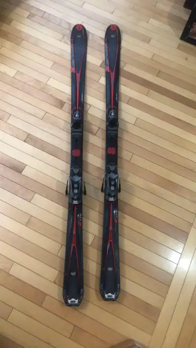 SKI et fixations. Ski alpin marque Rossignol, model Zenith Ltd, longueur 170 cm. Demande $100.