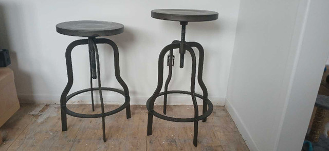 2 Metal adjustable bar stools  in Chairs & Recliners in Gatineau - Image 2