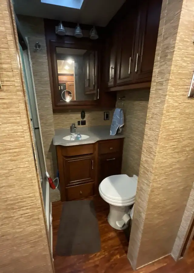 2017 Newmar Canyon Star 35’ Class A – 3 Slides, Solar, New Tires in RVs & Motorhomes in Kamloops - Image 11