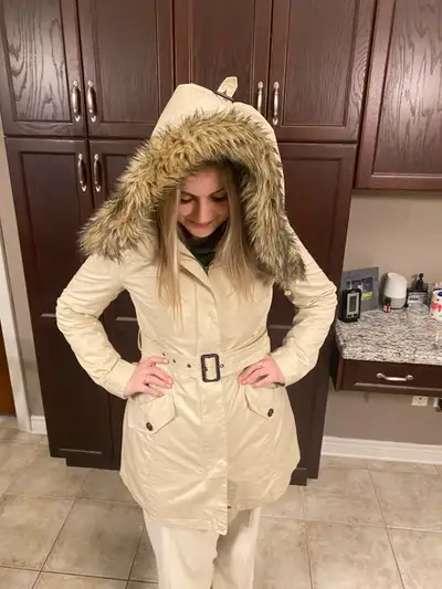 Coat is from Victoria’s Secret, ladies size small but is very roomy & fits like a medium. In excelle...