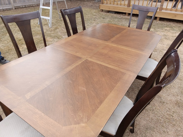 Dining room table in Dining Tables & Sets in Strathcona County - Image 4