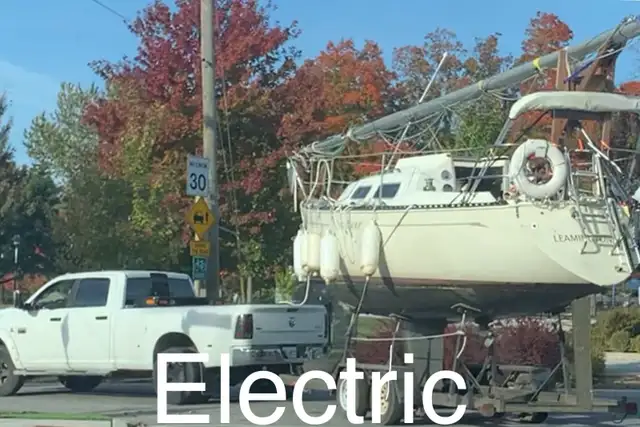 Electric 1981 MIRAGE 27 (Perry) Sailboat & Trailer in Sailboats in Leamington - Image 5