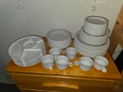 Set de vaisselle et assiette à fondue...$40 pour tout., View more