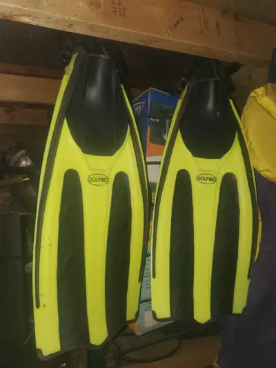 These Dolfino swim fins are designed for efficient propulsion through the water, enhancing your swim...