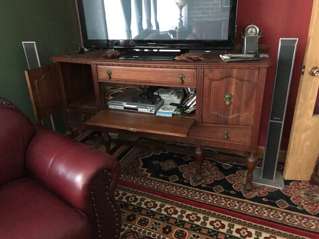 Buffet antique en bois dans Buffets et vaisseliers  à Ville de Montréal - Image 2