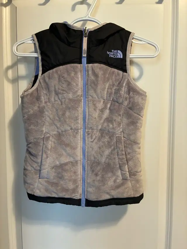 Cranston: Girl North Face reversible vest Sz S 7/8 in Kids & Youth in Calgary - Image 2