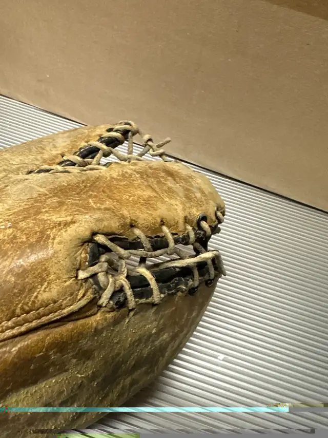 Vintage Trapper Leather Baseball Glove in Arts & Collectibles in Ottawa - Image 4