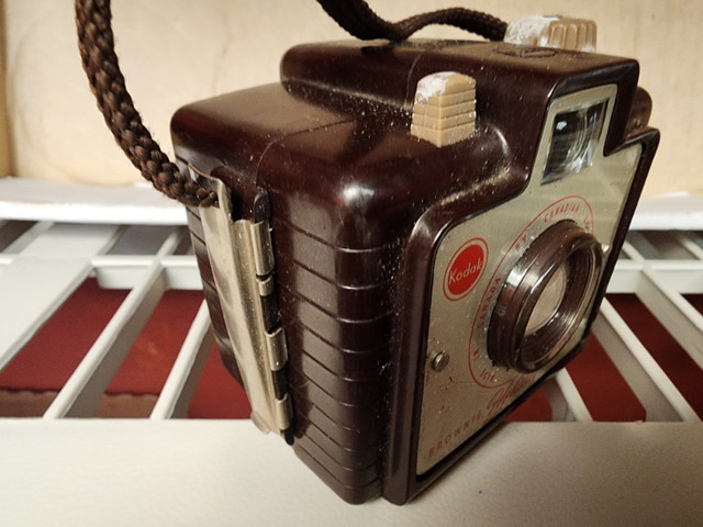 Kodak Brownie Holiday Camera Very Rare CollectablePortableCamera in Cameras & Camcorders in Windsor Region - Image 3