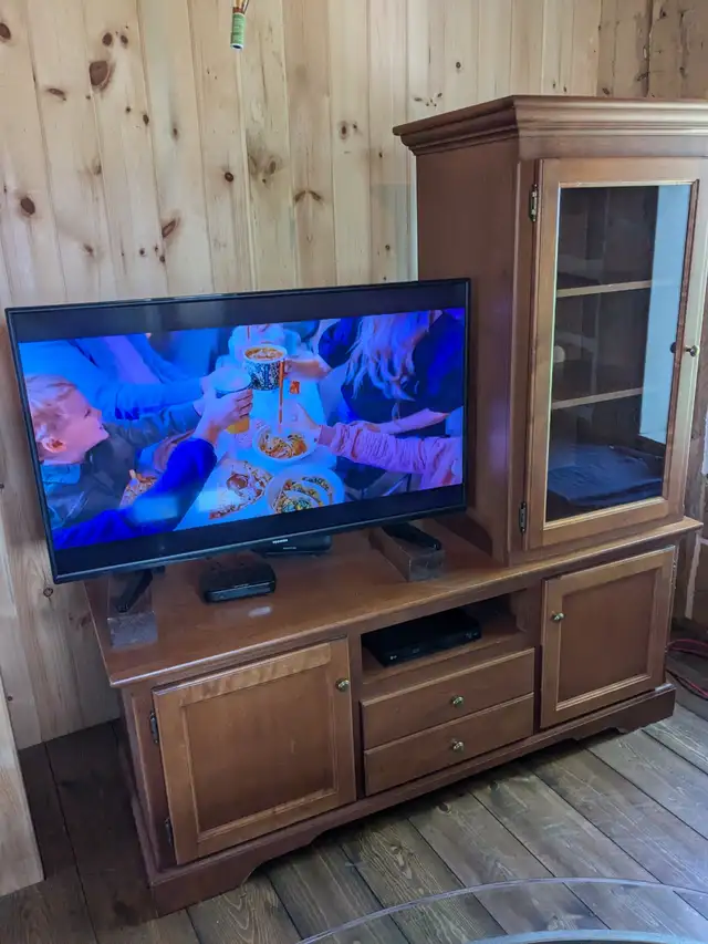 MEUBLE TÉLÉ AVEC TÉLÉ INTELLIGENT 32''HD NEUVE63735877533699120