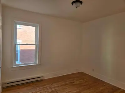 3½ a louer pour juillet possibilité avant. Ce logement n'a pas de stationnement donc vous devez stat...