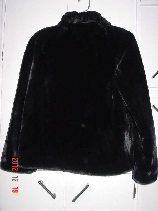 Manteau court simili fourrure pour femme dans Femmes - Hauts et vêtements d'extérieur  à Saint-Jean-sur-Richelieu - Image 3