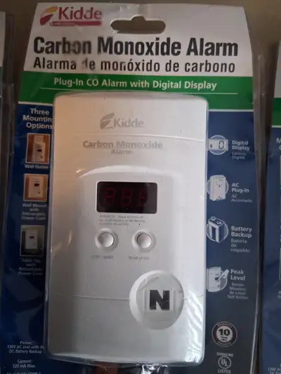 ** CO detector plug in with battery ** Model 900-0076-01 ** carbon monoxide alarm wirh backup batter...