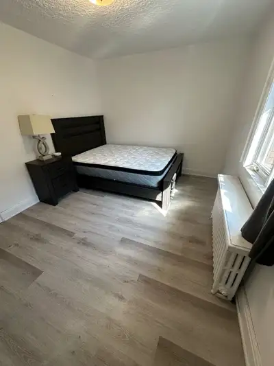 BRIGHT AND SPACIOUS ROOM AVAILABLE FOR RENT IMMDIATELY AT MIDTOWN TORONTO NEAR EGLINTON AND AVENUE R...