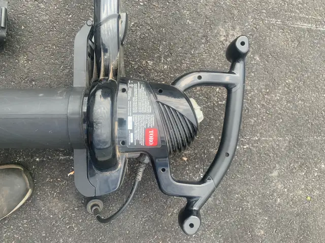 electric TORO leaf blower / vacuum combo  in Lawnmowers & Leaf Blowers in Annapolis Valley - Image 4