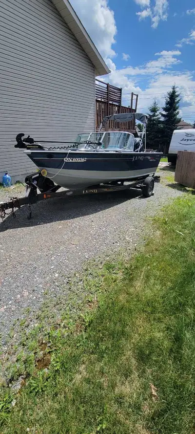 This used Lund Pro Sport 1700 is a reliable fishing and recreational boat powered by a 115hp Mercury...