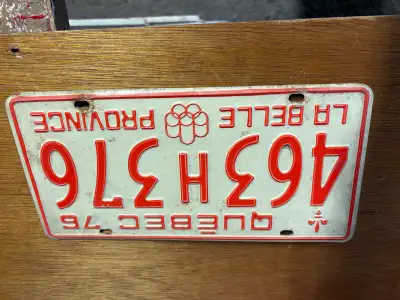 Cette authentique plaque d'immatriculation du Québec de 1976 est un morceau d'histoire automobile pr...