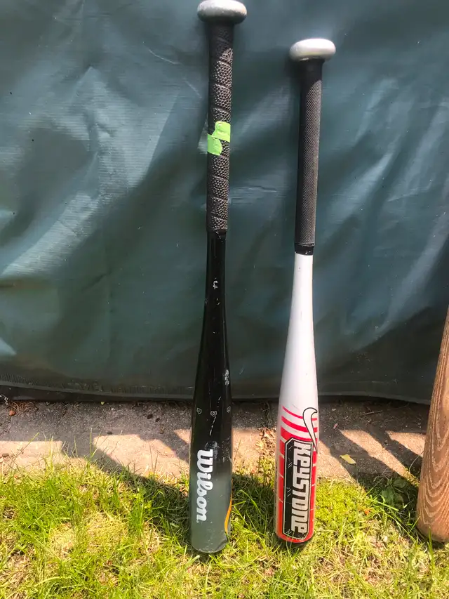 Bats and bat carrying bag in Baseball & Softball in Ottawa - Image 4