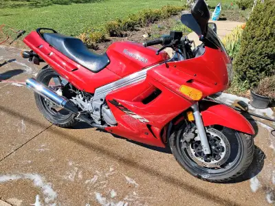 2004 Kawasaki Zzr 250 Ninja 14600 km Great beginner bike Cheap on insurance Could use a carb cleanin...