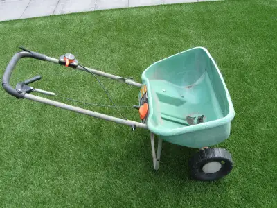 Scott Deluxe Edgeguard Broadcast spreader