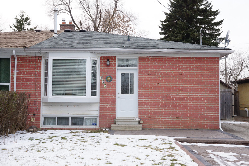 CLEAN & BRIGHT, 1 Bedroom plus Den Basement. Richmond Hill, ON. Long Term Rentals Markham