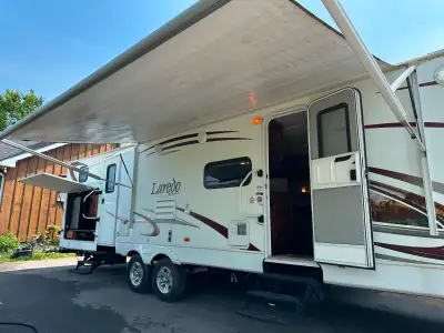2011 Keystone Laredo 303TG. Sleeps up to 10 people. New mattresses. Outdoor kitchen with barbecue. A...