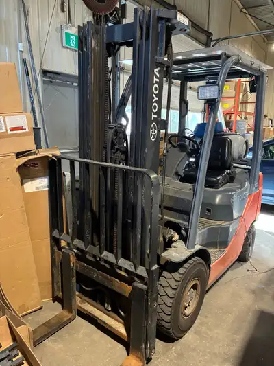 Je vends ce chariot élévateur Toyota 8FGU18 d'occasion, un équipement robuste idéal pour vos besoins...