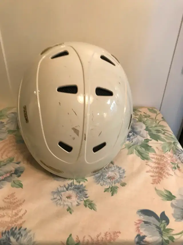 REO brand ski snowboard helmet in Snowboard in Vancouver - Image 3