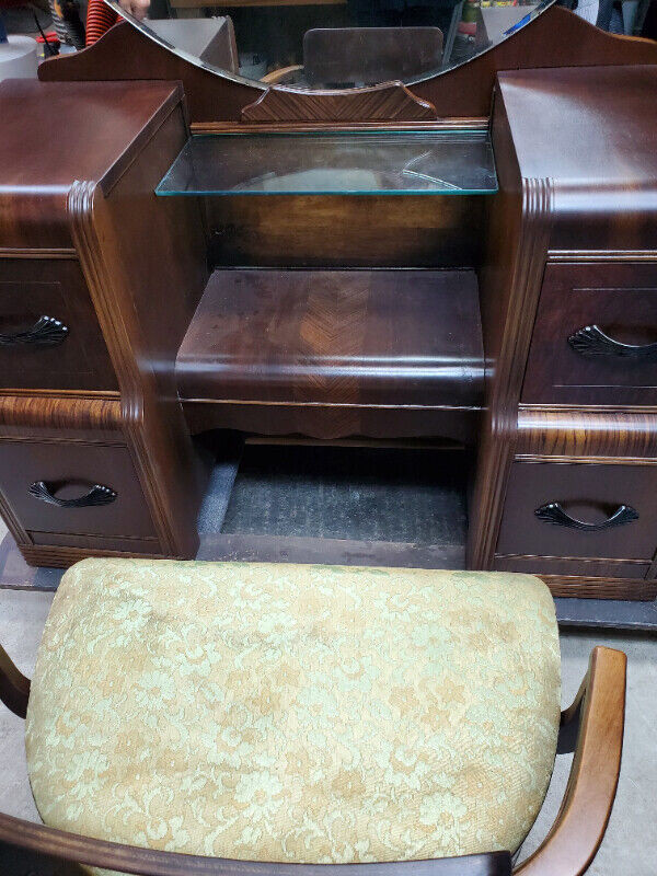 "WALNUT"  ANTIQUE VANITY in Other in Windsor Region - Image 3