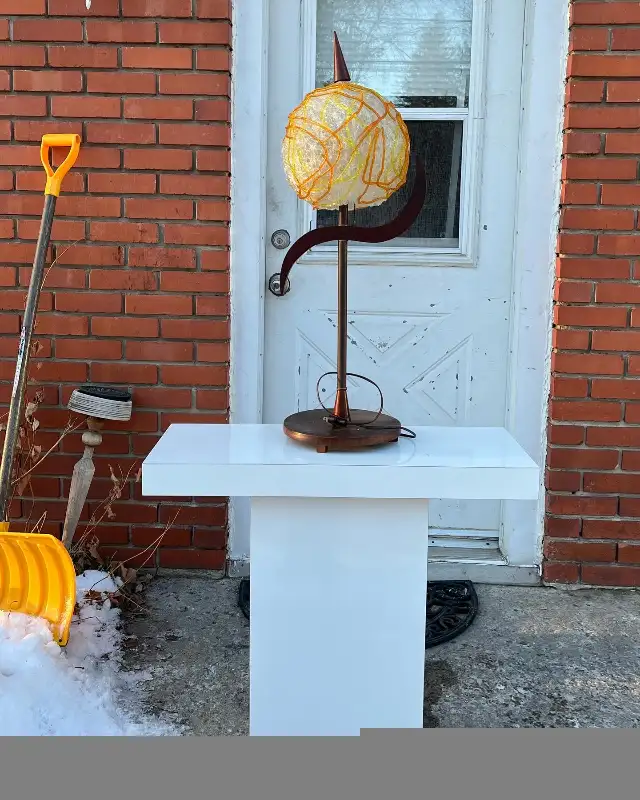 Lampe vintage mcm globe spaghetti sculptural lamp in Indoor Lighting & Fans in City of Montréal - Image 3