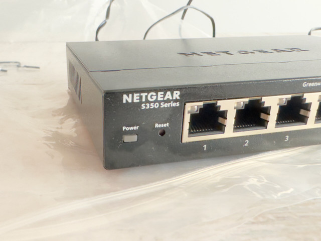 NETGEAR 8-Port Gigabit Ethernet Smart Managed Pro Switch GS308T in Networking in City of Toronto - Image 2