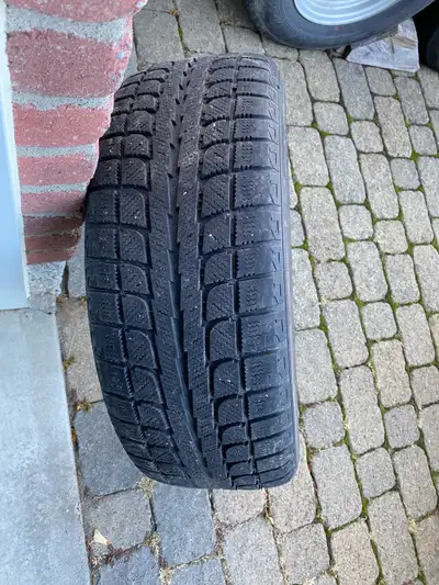 2 pneus d’hiver en bonne condition, Maxtrek trek M7, se vend 140$ plus tx. 50$ pour chaque pneu. Nég...