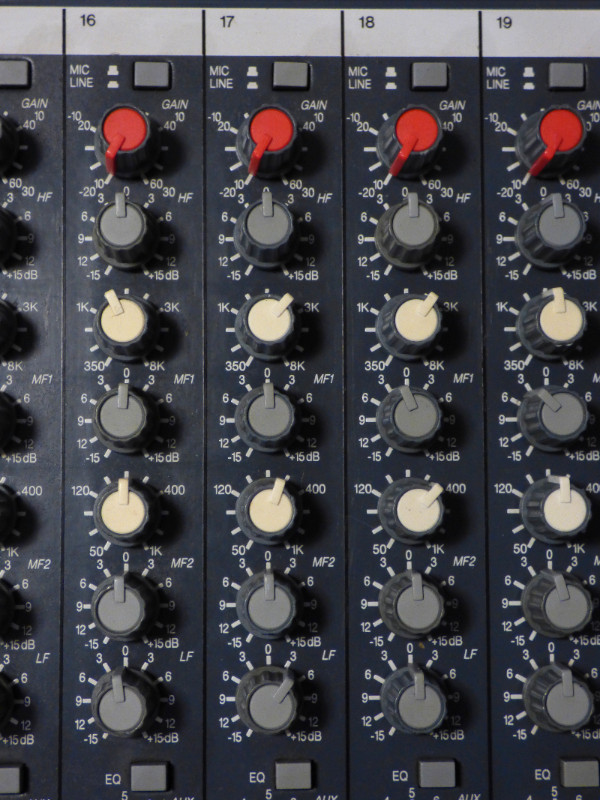 || TRADE || Soundtracs  SOLO 24-4-2 Analogue Mixer (24 Channels) in Pro Audio & Recording Equipment in Bedford - Image 3