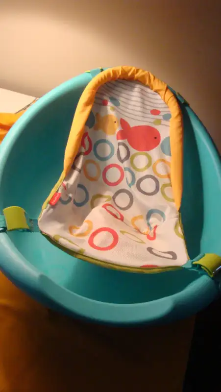 BABY BATHTUB WITH FABRIC HAMMOCK FISHER PRICE P/U QUEENSLAND SE
