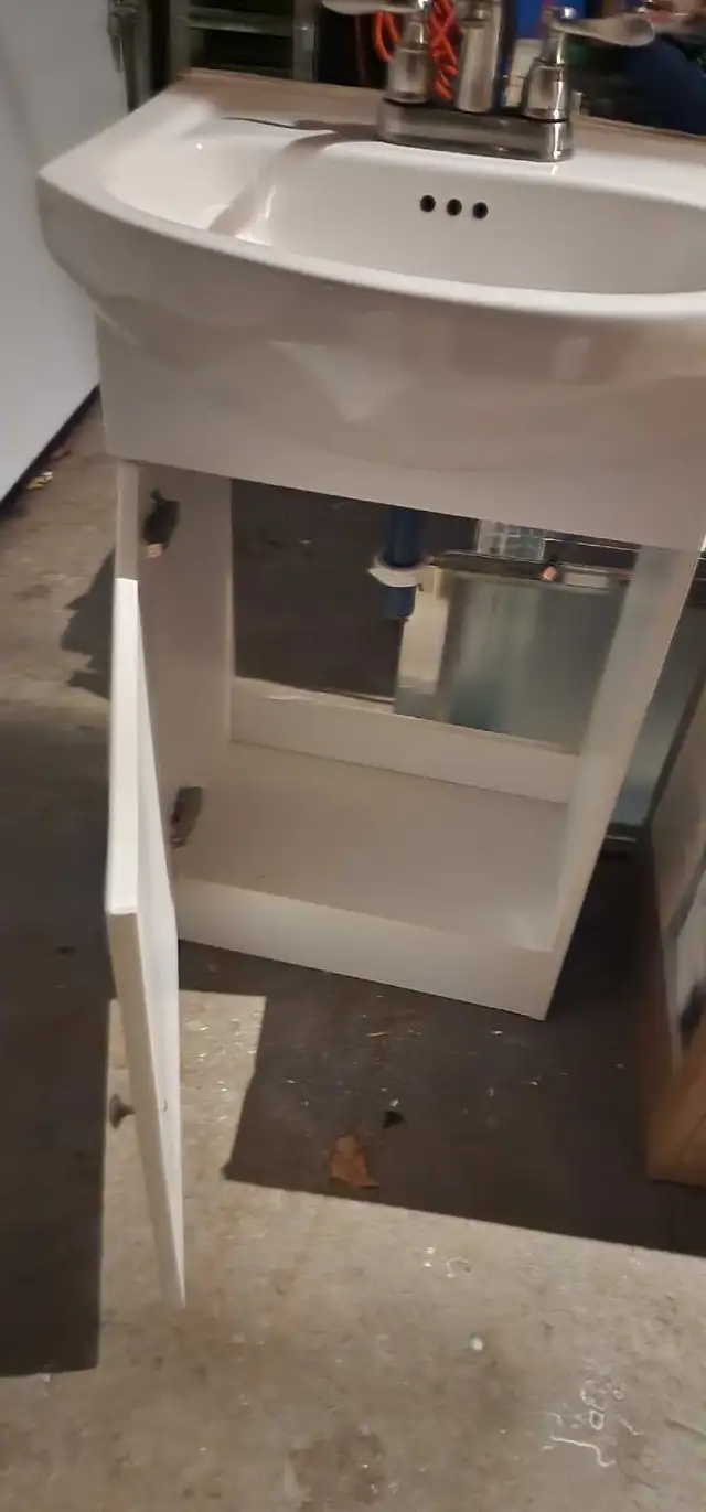 small vanity in Plumbing, Sinks, Toilets & Showers in Gatineau - Image 3